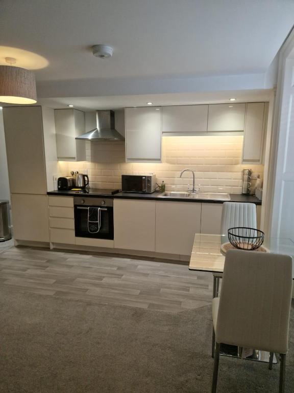 Køkken eller tekøkken på Cosy central apt Free parking Wi-Fi