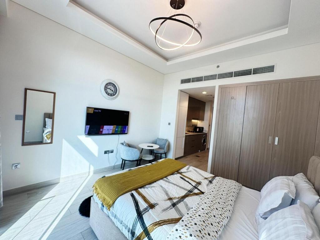 En eller flere senge i et værelse på studio with Dubai Burj Khalifa view in Al Jadaf