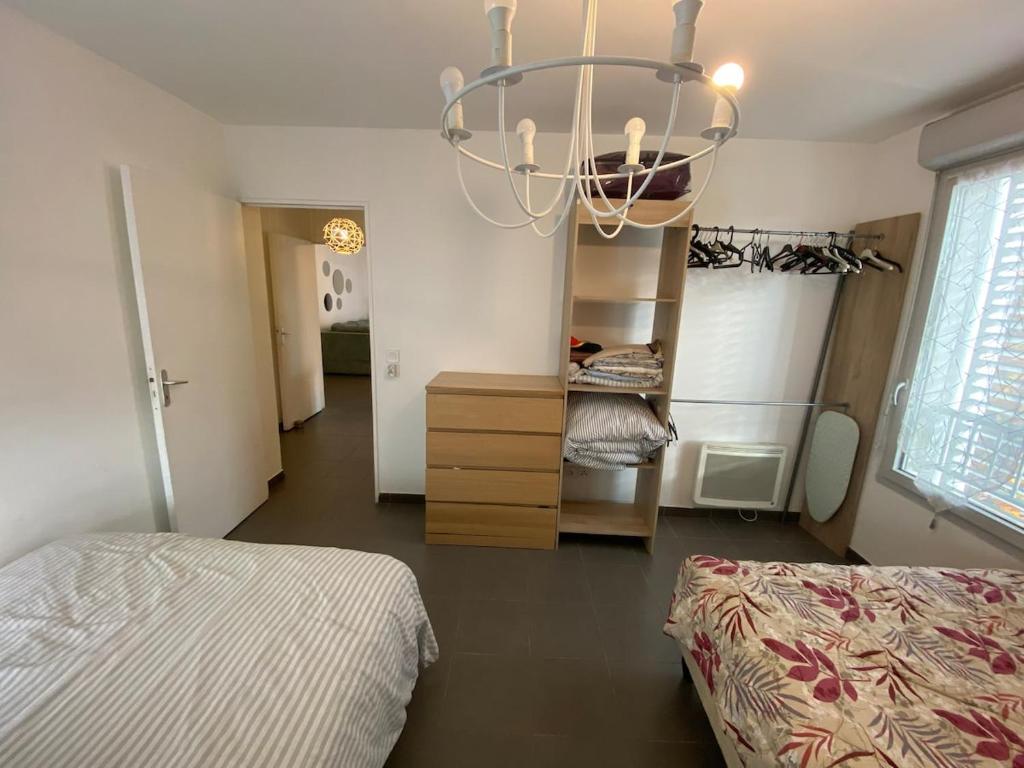 Postel nebo postele na pokoji v ubytování FLC- Vaste T2 -Parking-Air Conditioning-Terrace-6p-St Charles