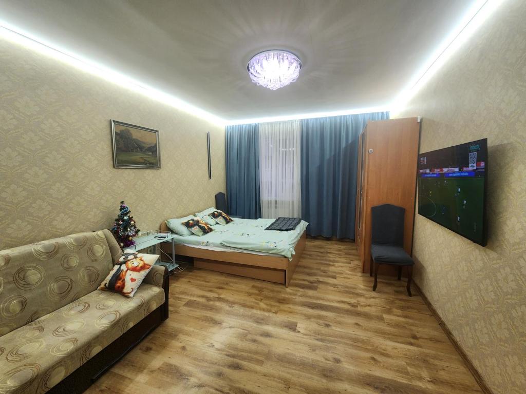 TV a/nebo společenská místnost v ubytování Затишна, домашня 43м в тихому зеленому місці Поруч Центральний парк Університет