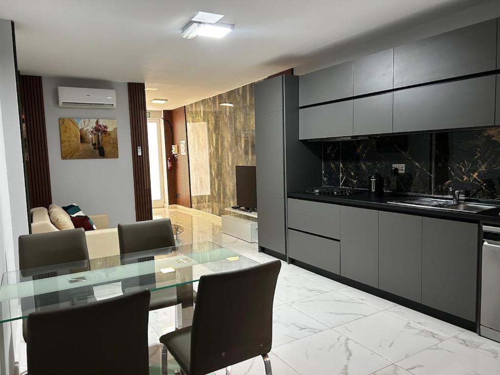 Nhà bếp/bếp nhỏ tại 1 bedroom apartment steps away from seafront