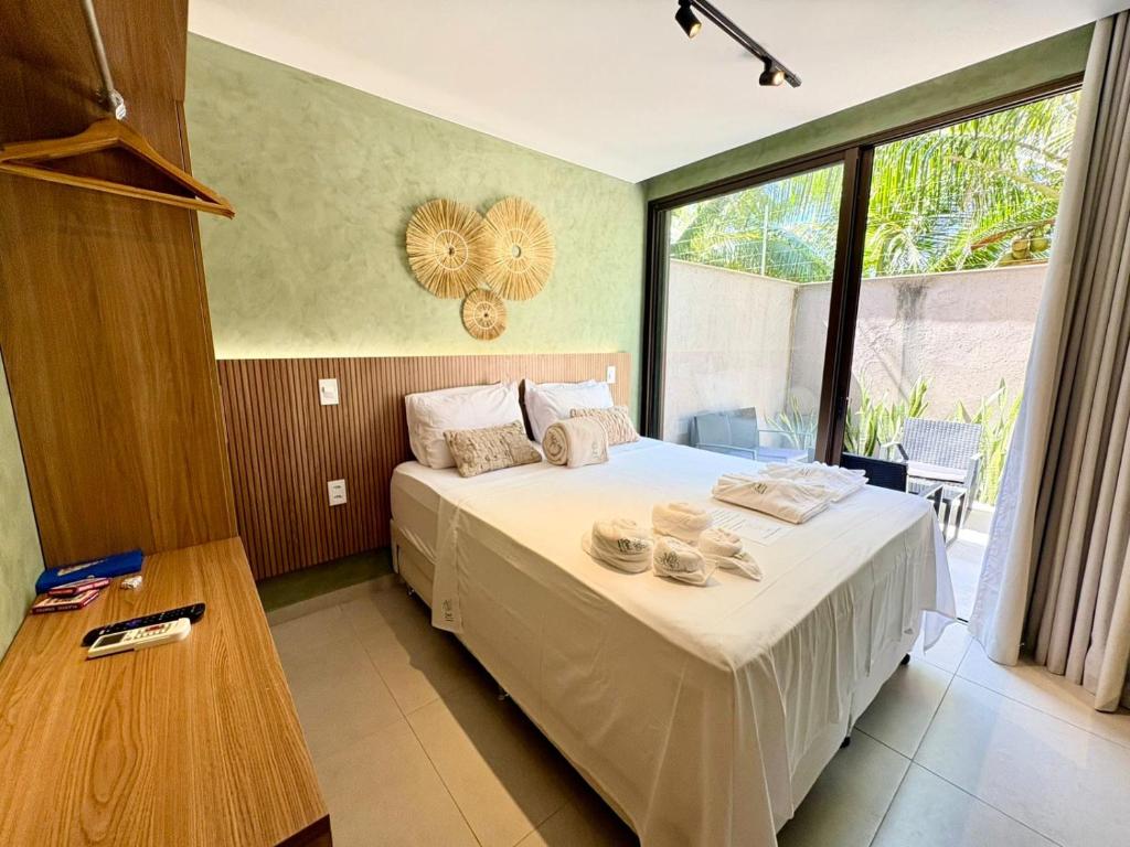 ein Schlafzimmer mit einem Bett und einem großen Fenster in der Unterkunft Casulo Milagres in São Miguel dos Milagres