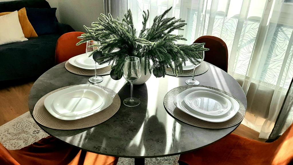 Fotografie z fotogalerie ubytování Gelbe Koffer - Comfort Family & Business Apartment in Neunkirchen - 2 SZ - Self-Check-in - WLAN 250 Mbit - Parkplatz - Balkon - Badewanne - bis zu 5 Pers v destinaci Neunkirchen