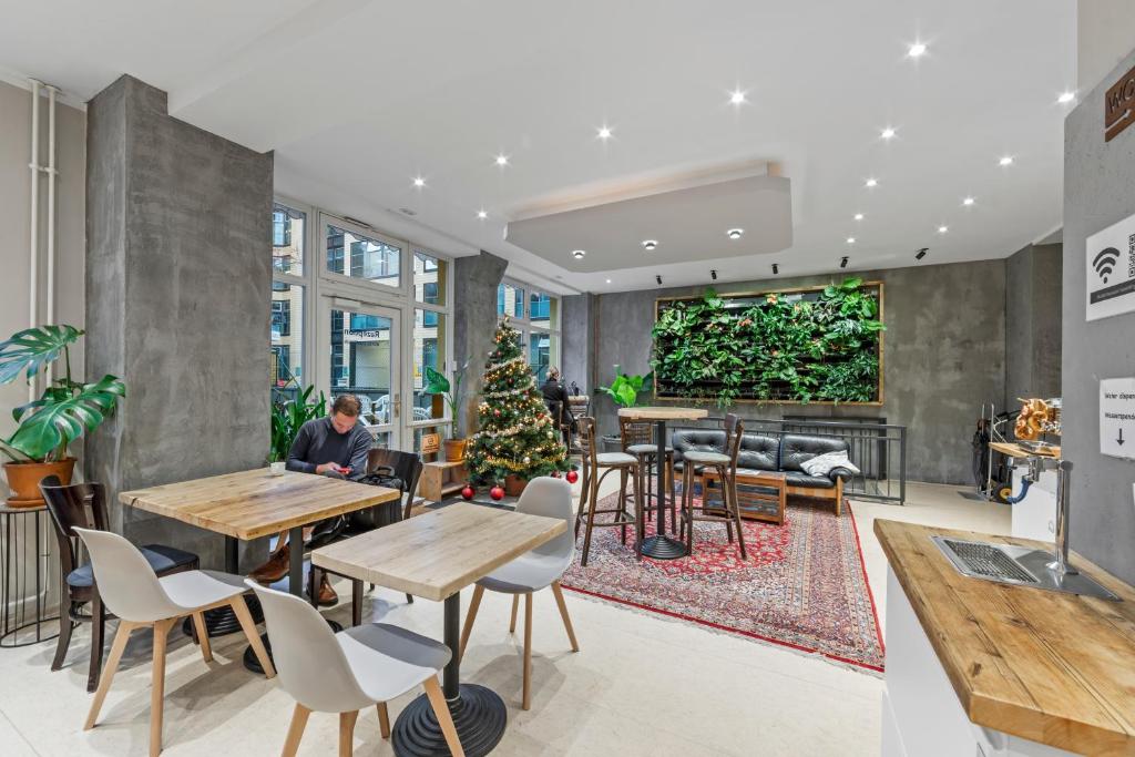 ein Mann, der an einem Tisch in einem Restaurant sitzt in der Unterkunft Hotel Comenius in Berlin