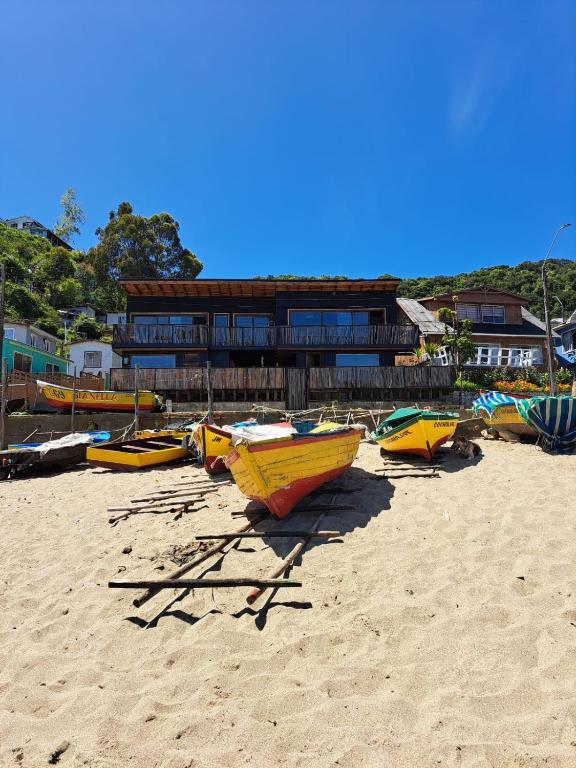 een groep boten op het strand bij La Mar de Filomena in Tomé