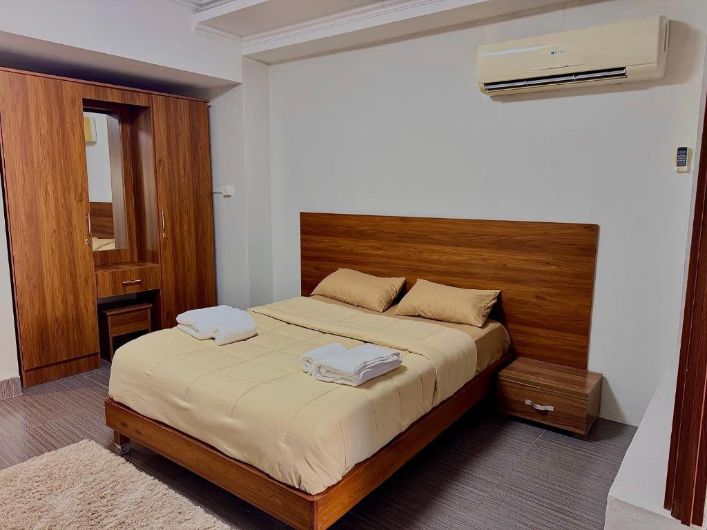 een slaapkamer met een bed met twee handdoeken erop bij Beny SeaBeach Residence in Belle Mare