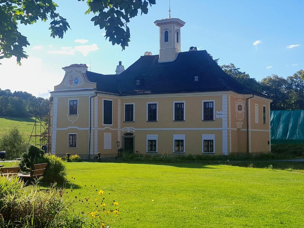 Aed väljaspool majutusasutust zámek Nemilkov