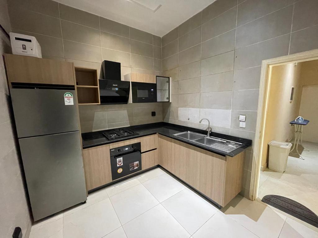 a small kitchen with a sink and a refrigerator at Forever Appartements Cosy luxe in Cotonou