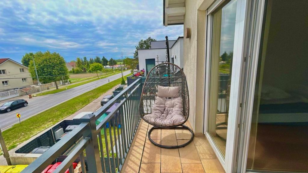 En balkon eller terrasse på 80 m2 Apartment with Balcony & Free Parking