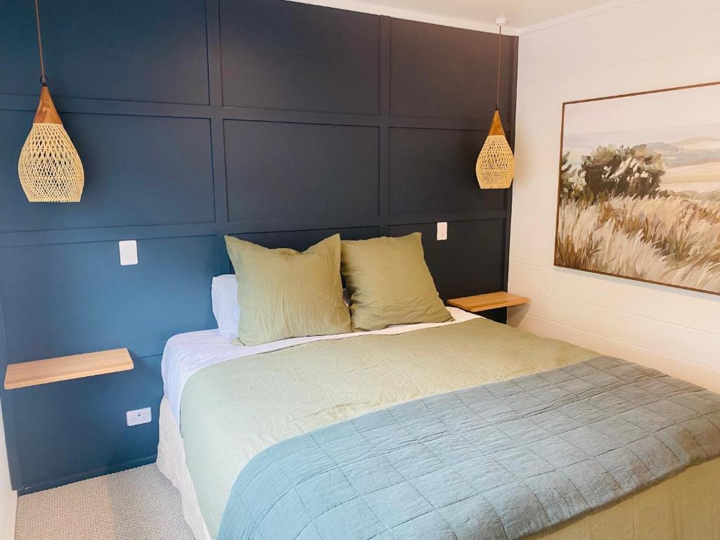 En eller flere senge i et værelse på The House at The Quarters