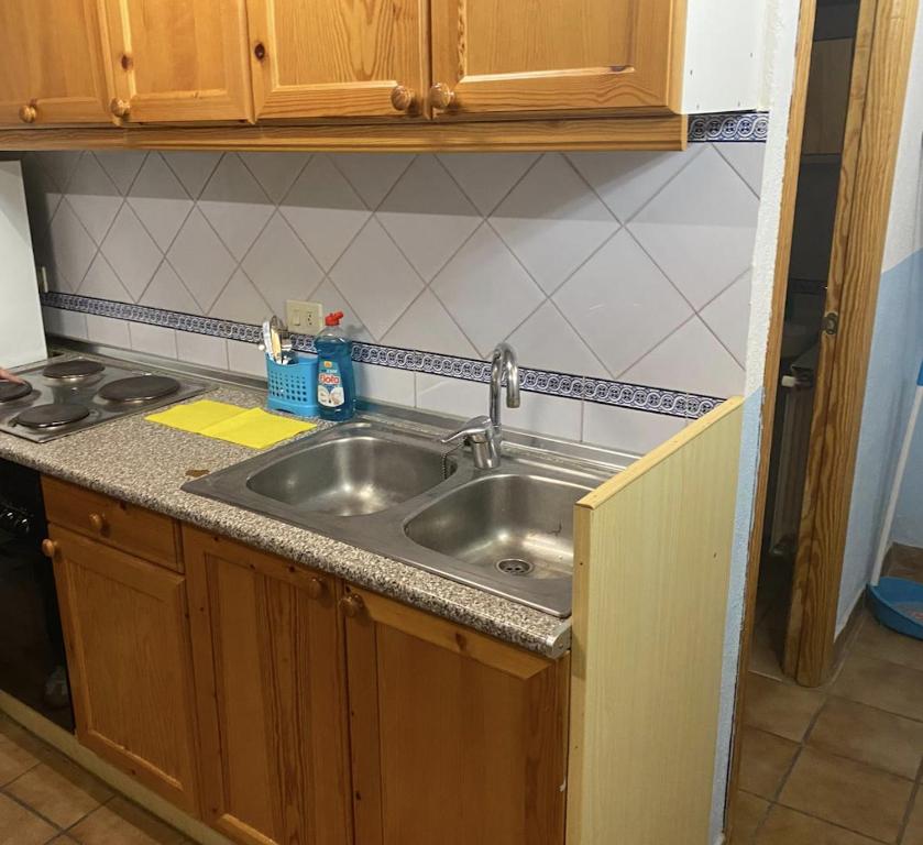 una cucina con un lavello e un piano di lavoro di Casa Alta 14 B a Palanques