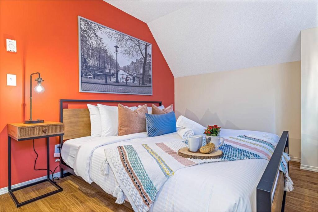 En eller flere senge i et værelse på Traveler Friendly Canmore Condo Close to Banff