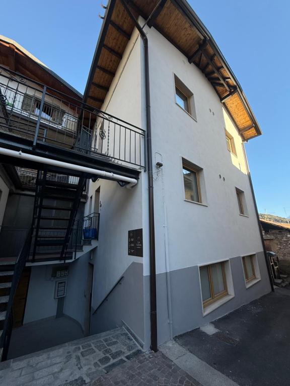 - un grand bâtiment blanc avec un balcon et des escaliers dans l'établissement Casa ViaRoma, à Borno