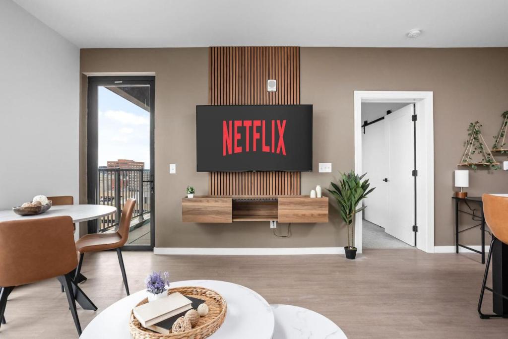 un soggiorno con TV a parete di Super LUX SkyTower 2BD Downtown - Parking, Pool, Gym a Indianapolis