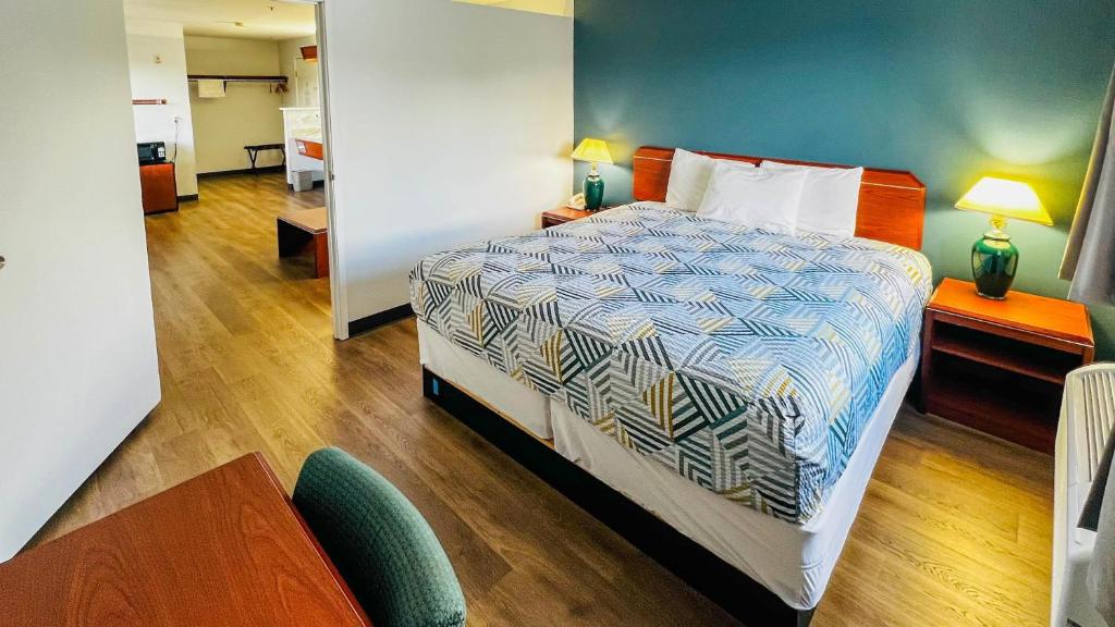 Studio 6 Suites Portland OR I-5 OHSU photo