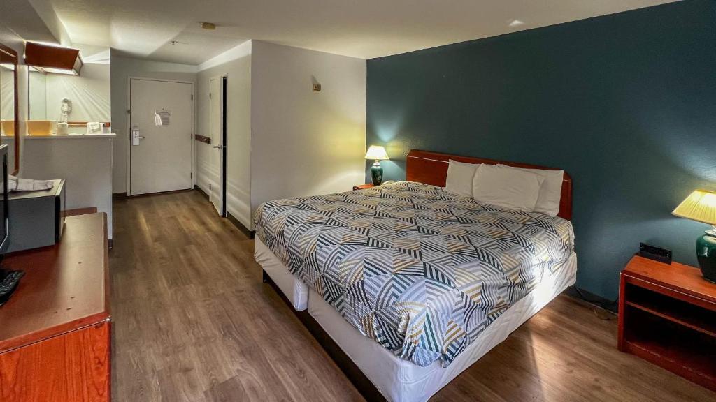 Studio 6 Suites Portland OR I-5 OHSU photo
