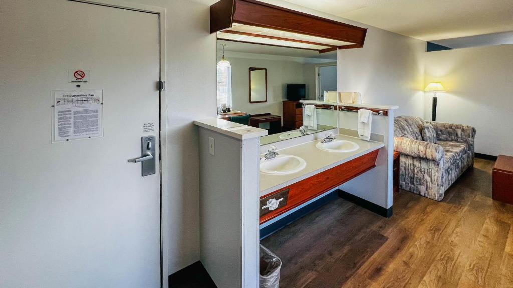 Studio 6 Suites Portland OR I-5 OHSU photo