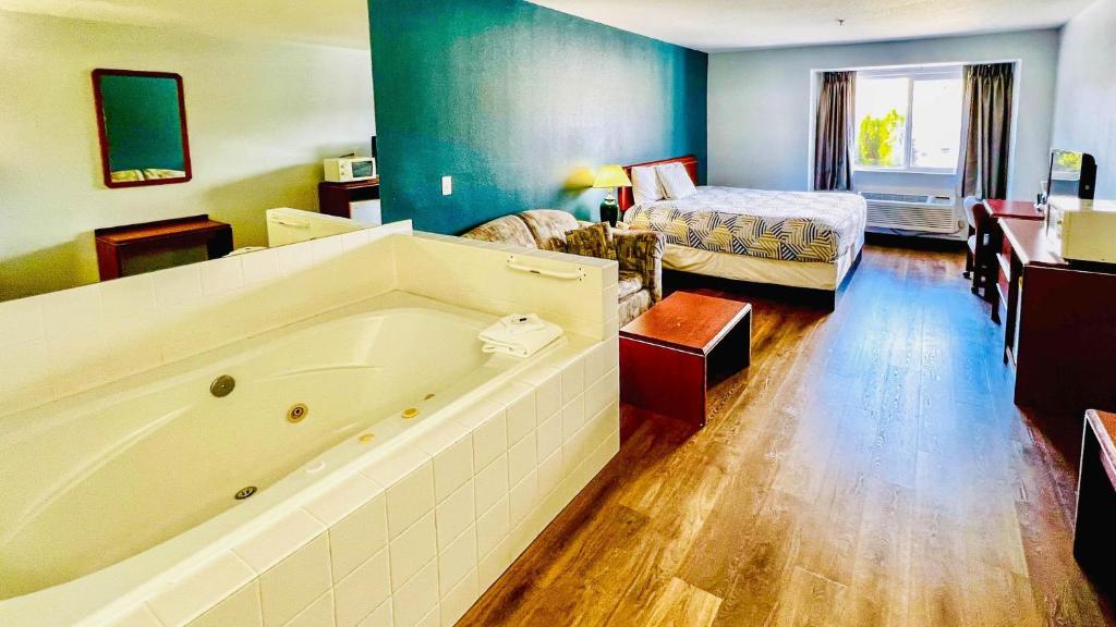 Studio 6 Suites Portland OR I-5 OHSU photo