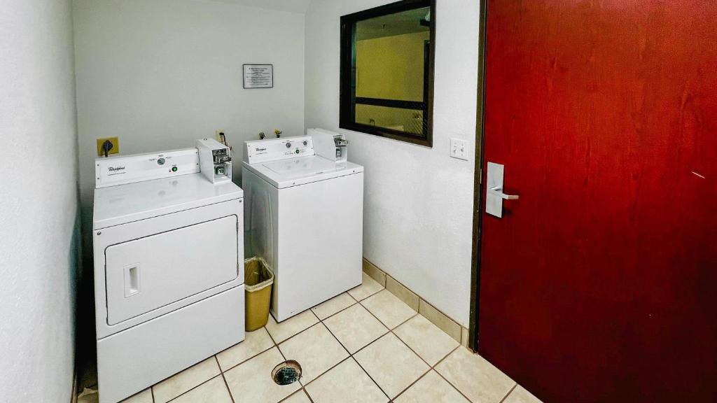 Studio 6 Suites Portland OR I-5 OHSU photo