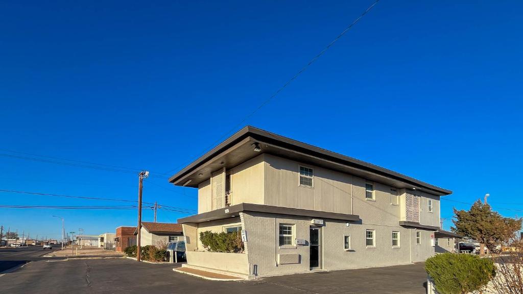 una casa sul ciglio di una strada di Motel 6 - Lamesa, TX a Lamesa
