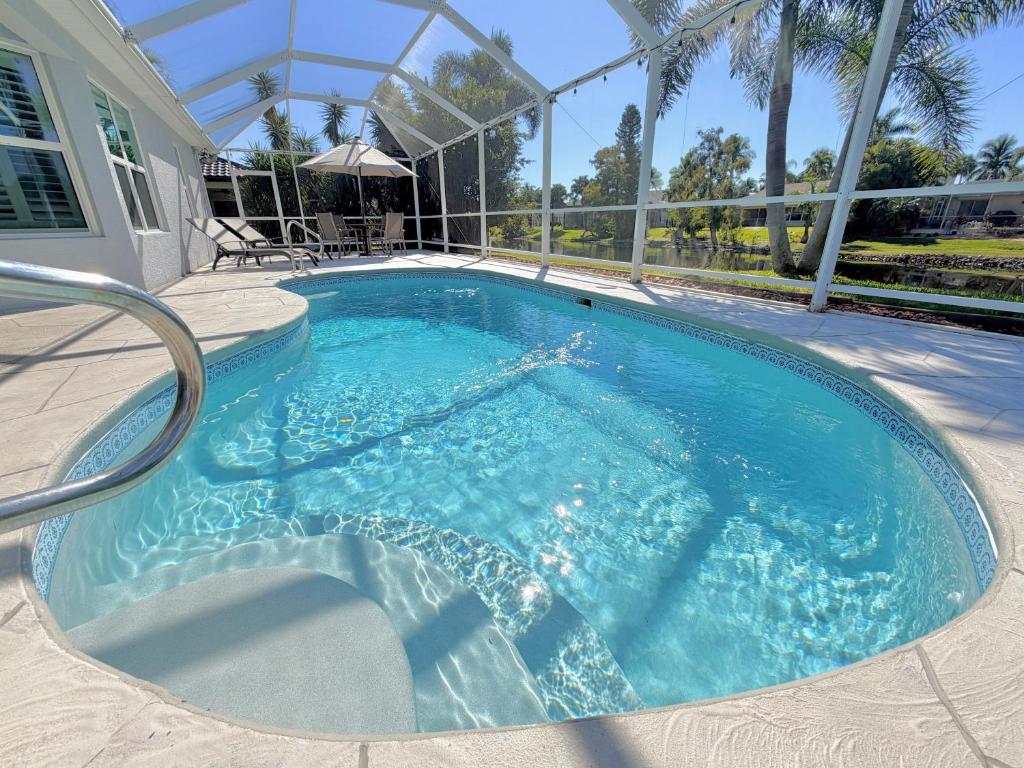 een groot zwembad in een huis bij Villa Charming in Cape Coral