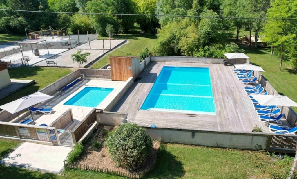 an overhead view of a swimming pool in a yard at ZEcamping 3 étoiles piscine chauffée in Vendoire