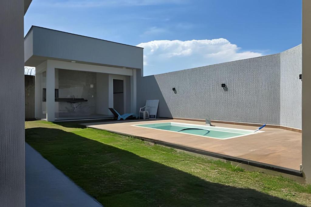 a house with a swimming pool in the backyard at Casa privativa em Itaúna in Saquarema