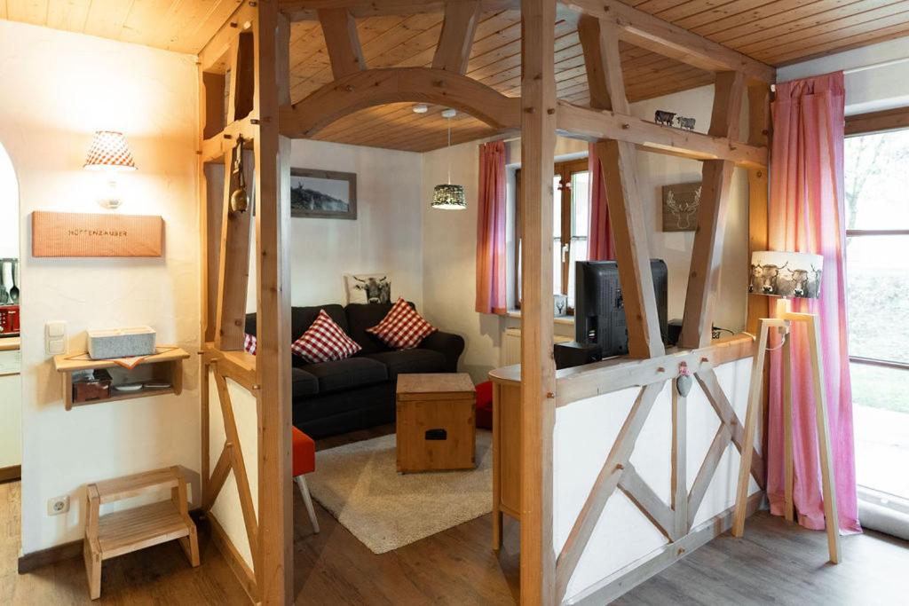 TV a/nebo společenská místnost v ubytování Haus Bergidyll 2-Raum-Wohnung Hüttenzauber