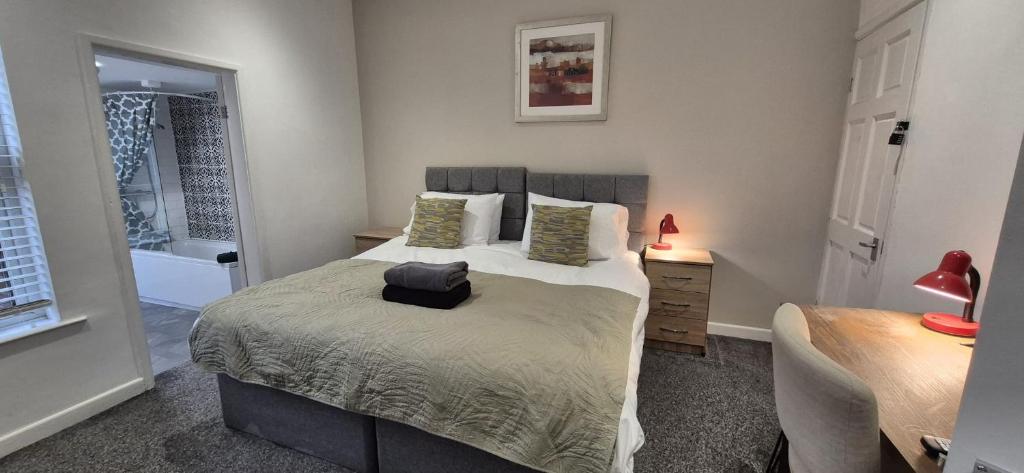 een slaapkamer met een bed met een tas erop bij St Johns - 2 Bed House in Balby