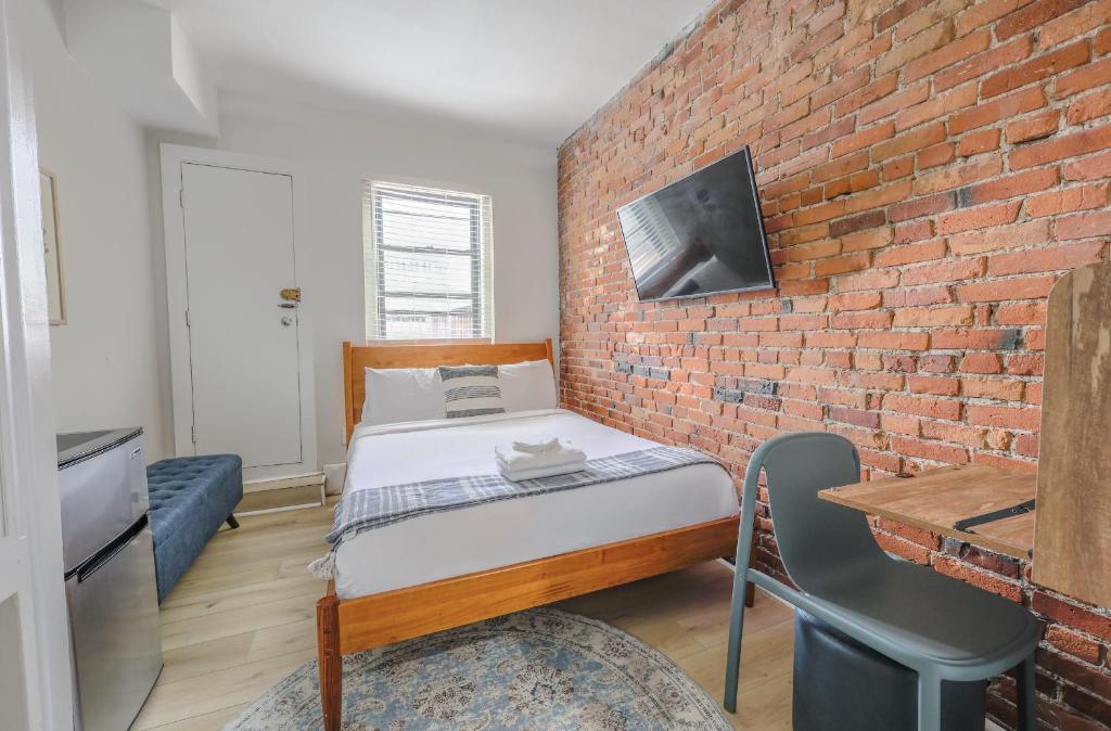 En eller flere senge i et værelse på Stylish South End Studio