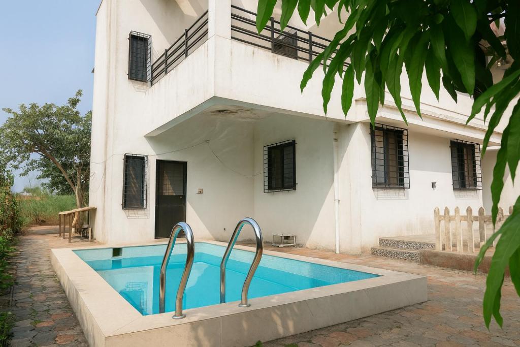 Swimmingpoolen hos eller tæt på ll COCKTAIL VILLA ll BUDGET FRIENDLY ll 3BHK ll AC ll PRIVATE POOL ll