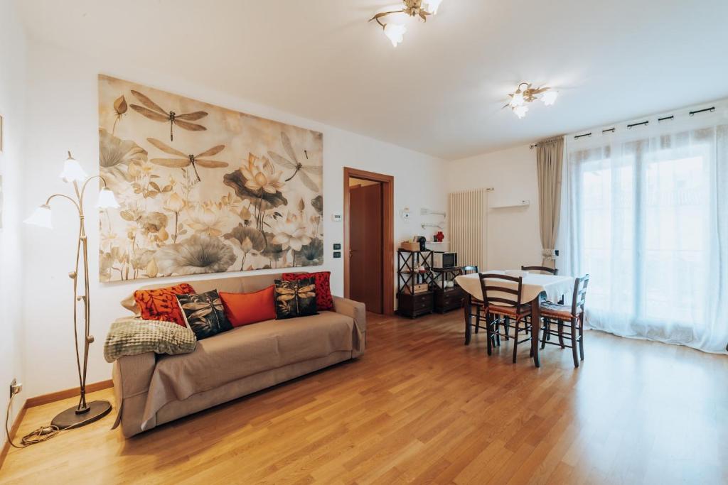 un soggiorno con un divano e un tavolo di Ohana a Montecchio Maggiore