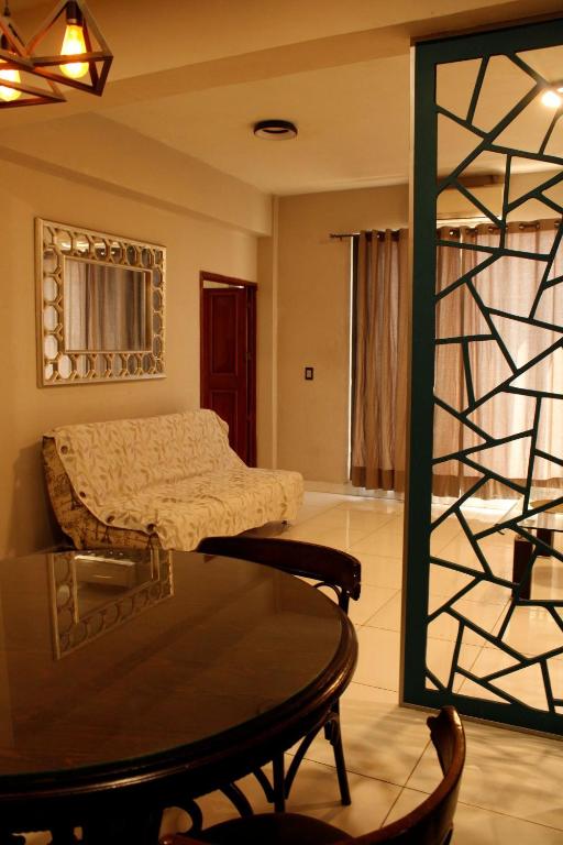 ein Schlafzimmer mit einem Bett und einem Tisch in einem Zimmer in der Unterkunft Departamento en Cuernavaca in Cuernavaca