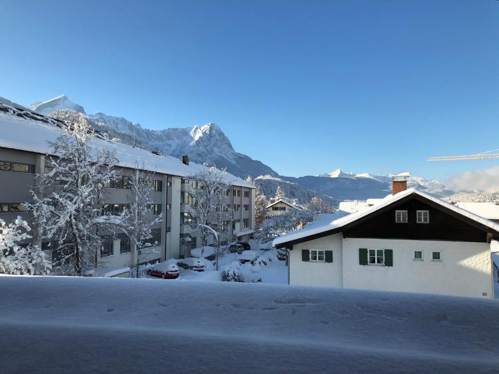 ein Blick vom Dach eines Gebäudes im Schnee in der Unterkunft Apartment Anda in Garmisch-Partenkirchen