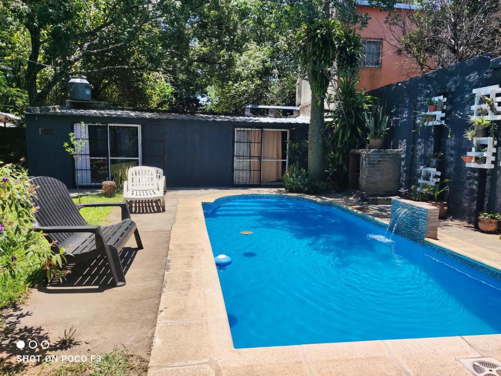 Swimmingpoolen hos eller tæt på CASA CON PILETA Selecciona casa, Loft o pieza