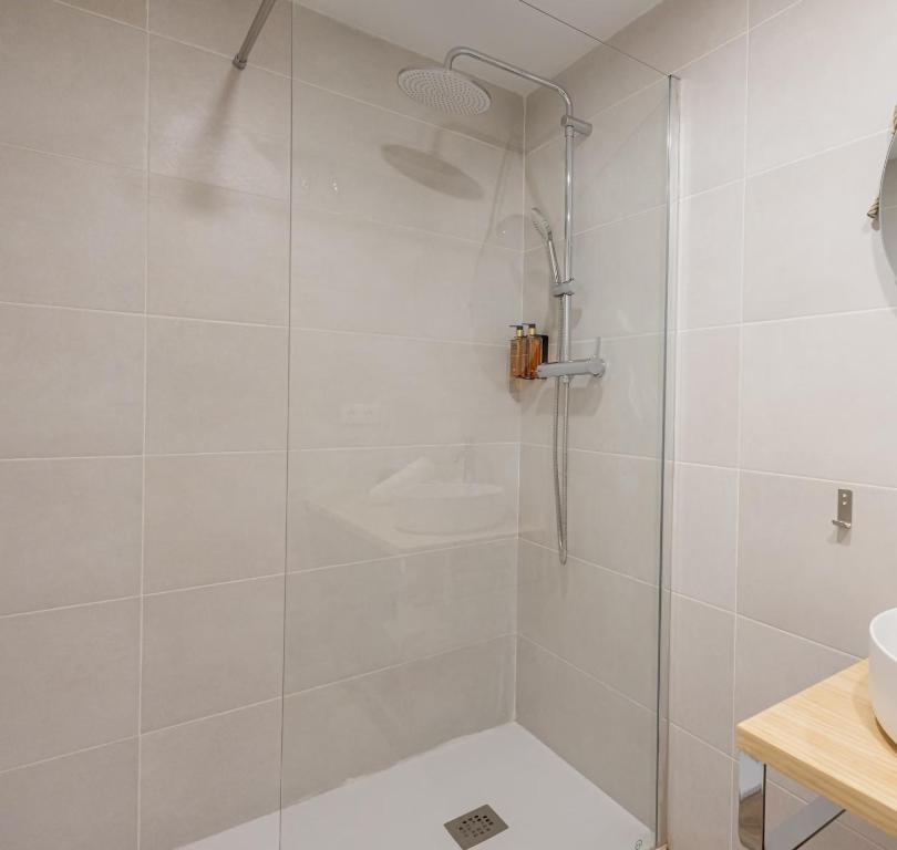 una doccia con una porta in vetro in un bagno di Loft acogedor junto al Roig Arena a Valencia