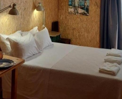 En eller flere senge i et værelse på EcoStay Portela Center