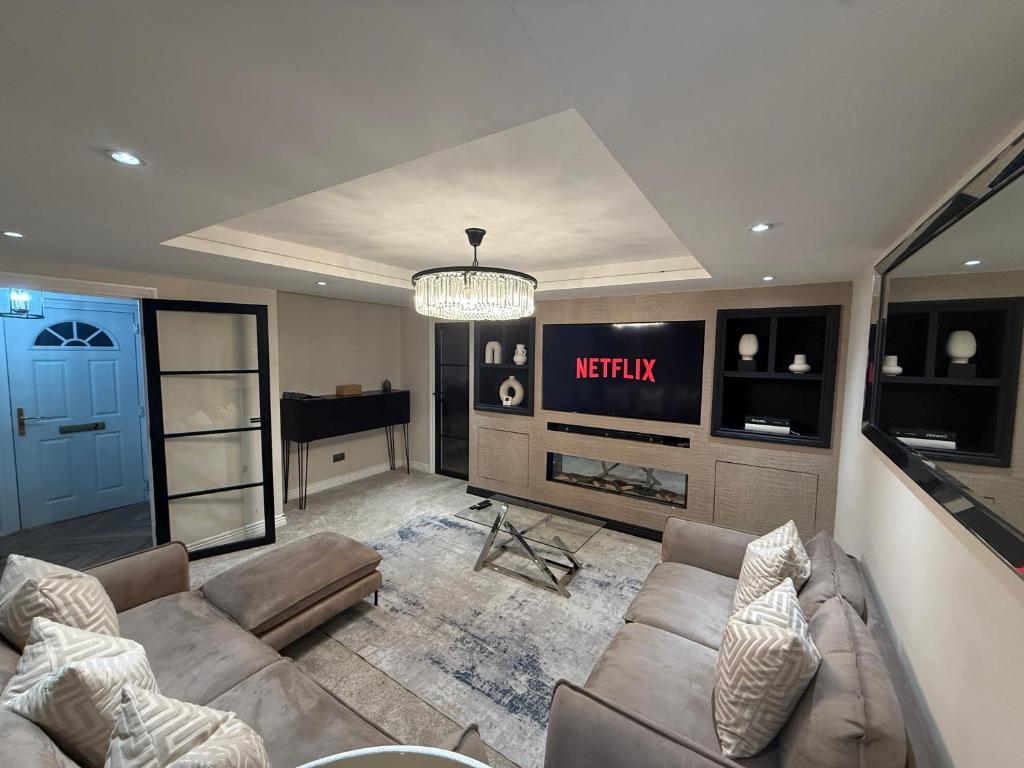 een woonkamer met een bank en een televisie bij 3 bedroom house Hildenborough in Hildenborough