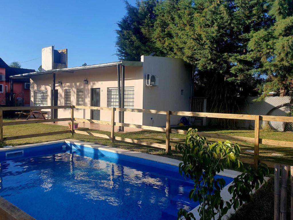 una piscina di fronte a una casa con recinzione di Ohana PGB a Gualeguaychú