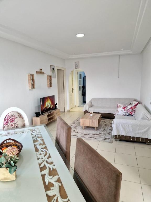 a living room with a table and a couch at Appartement Sousse in Hammam Sousse
