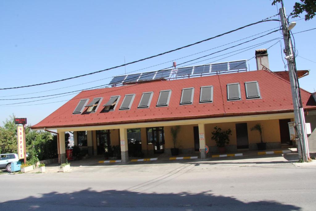 un edificio rojo con techo rojo en una calle en Hotel - Restaurant Chairite en Sofía