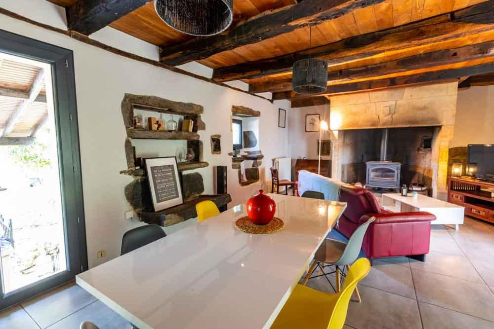 Et opholdsområde på Countryside Gite with Pool with Views