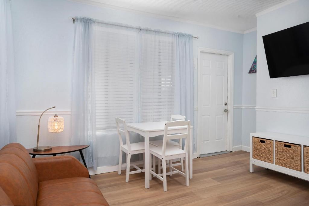 Sabal Palms Inn photo