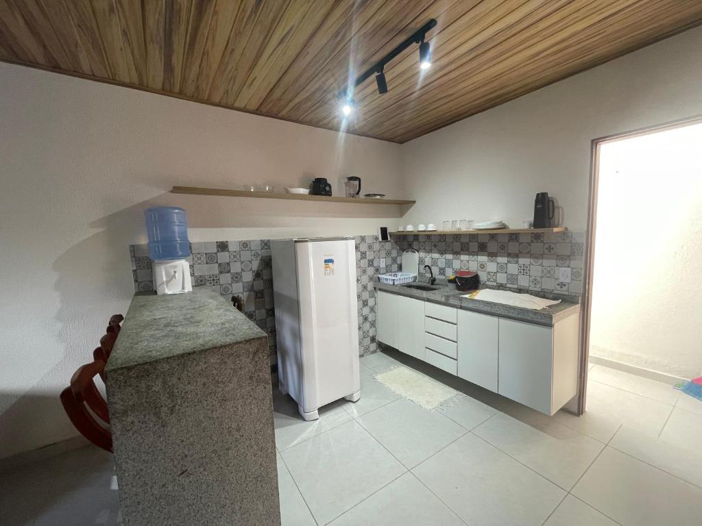 una cucina con frigorifero bianco e bancone di Flats da Ilha Max Rev a Marechal Deodoro