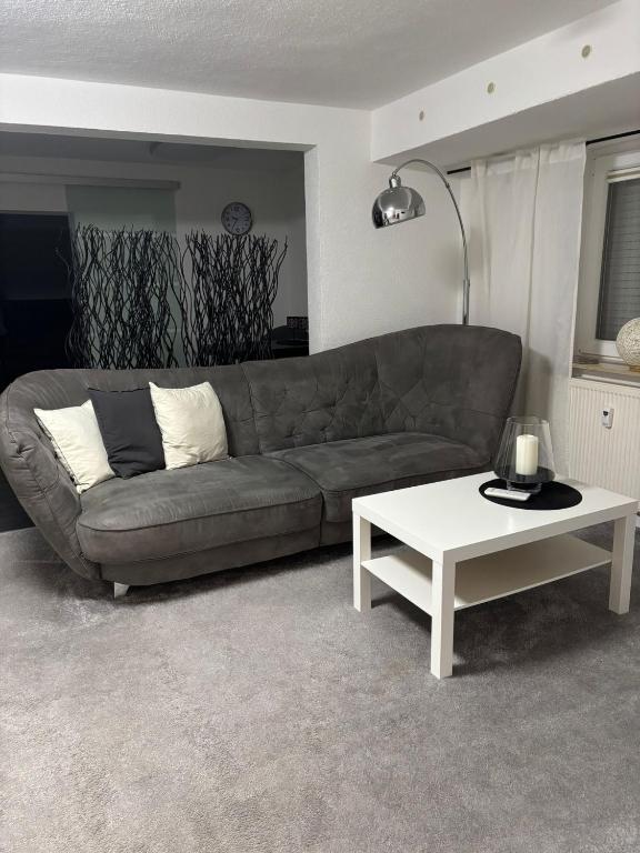 een woonkamer met een bank en een salontafel bij Ferienwohnung Arnstadt Ost in Arnstadt