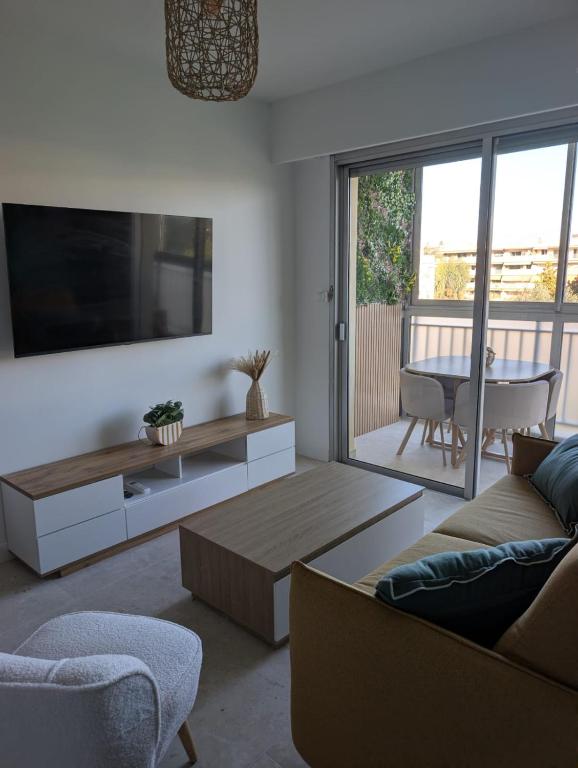 a living room with a couch and a table at T2 cosy proche de Nice - a 2 min à pied de la plage in Cagnes-sur-Mer