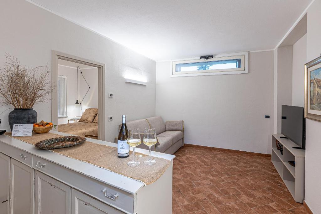 a living room with wine glasses and a couch at Nidin Apartments in Cassano Spinola