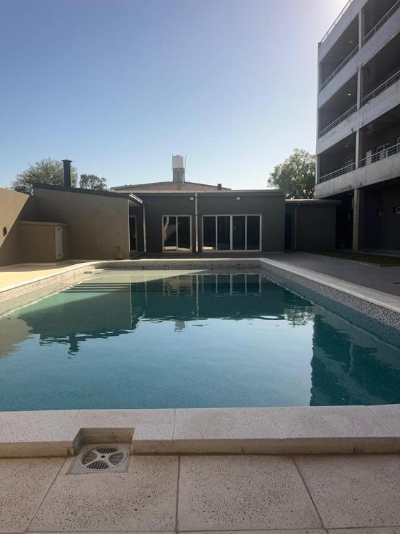 an empty swimming pool in front of a building at Edificio Meraki 2 in Victoria