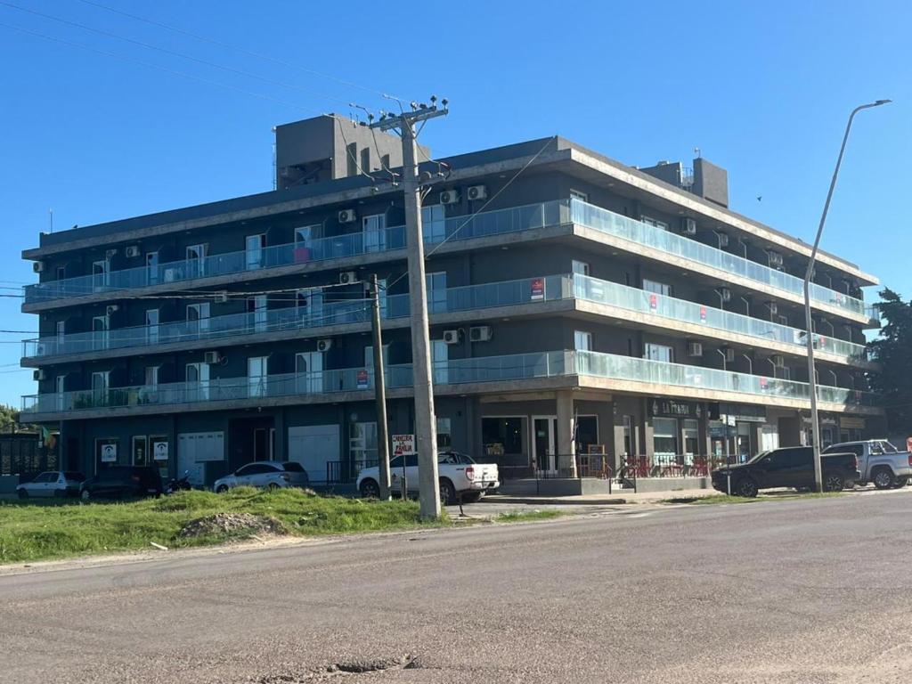 un grande edificio all'angolo di una strada di Edificio Meraki 2 a Victoria