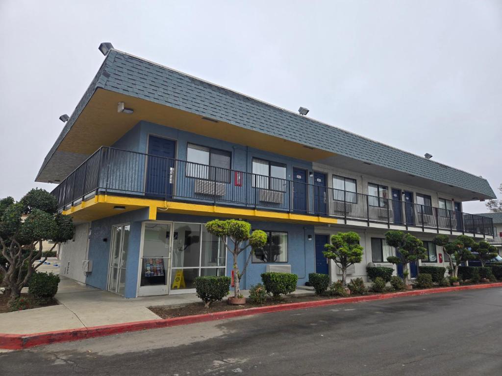 ein Gebäude am Straßenrand in der Unterkunft Super 8 by Wyndham Tracy in Tracy